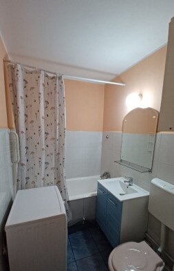 Tineretului x Cantemir x Unirii, langa Bv Marasesti si metrou Unirii.